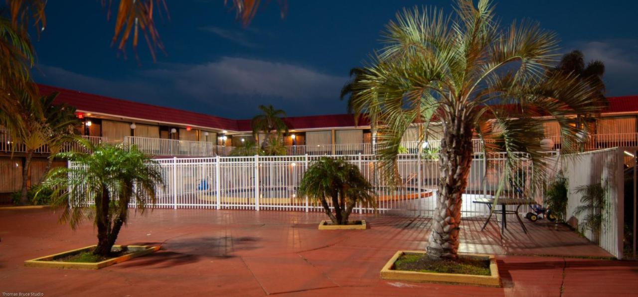 Express Inn & Suites - 5 Miles From St Petersburg Clearwater Airport Εξωτερικό φωτογραφία