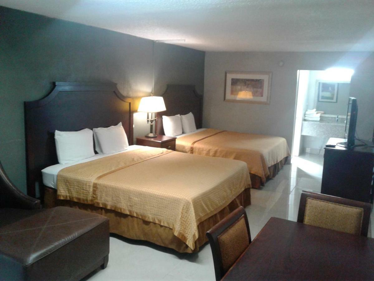 Express Inn & Suites - 5 Miles From St Petersburg Clearwater Airport Εξωτερικό φωτογραφία