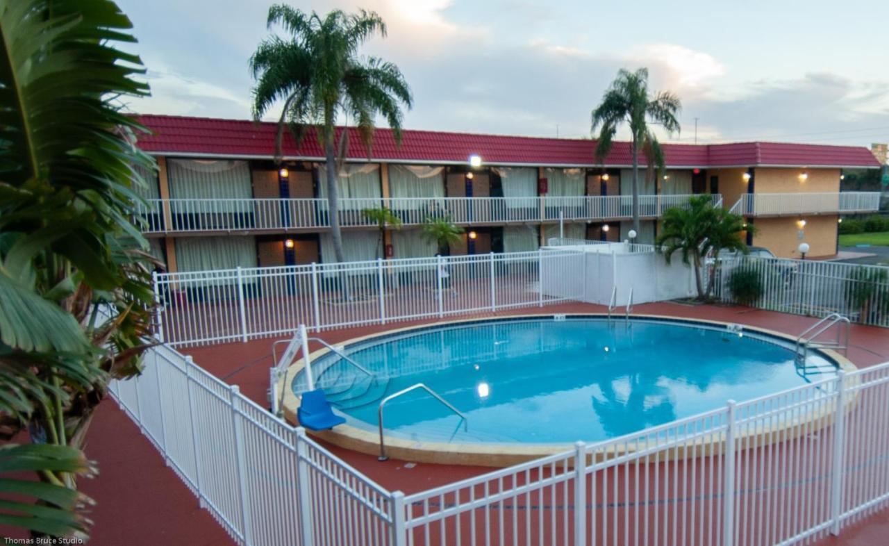 Express Inn & Suites - 5 Miles From St Petersburg Clearwater Airport Εξωτερικό φωτογραφία